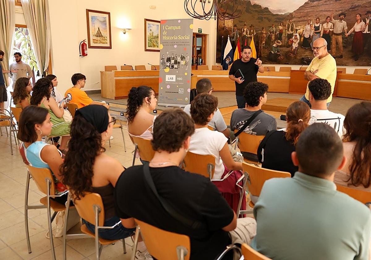 Imagen principal - Charla preparatoria al alumnado de Leví Ramos y Juan Manuel Brito. Debajo, el concejal con Cesáreo López y éste último en un primer plano.