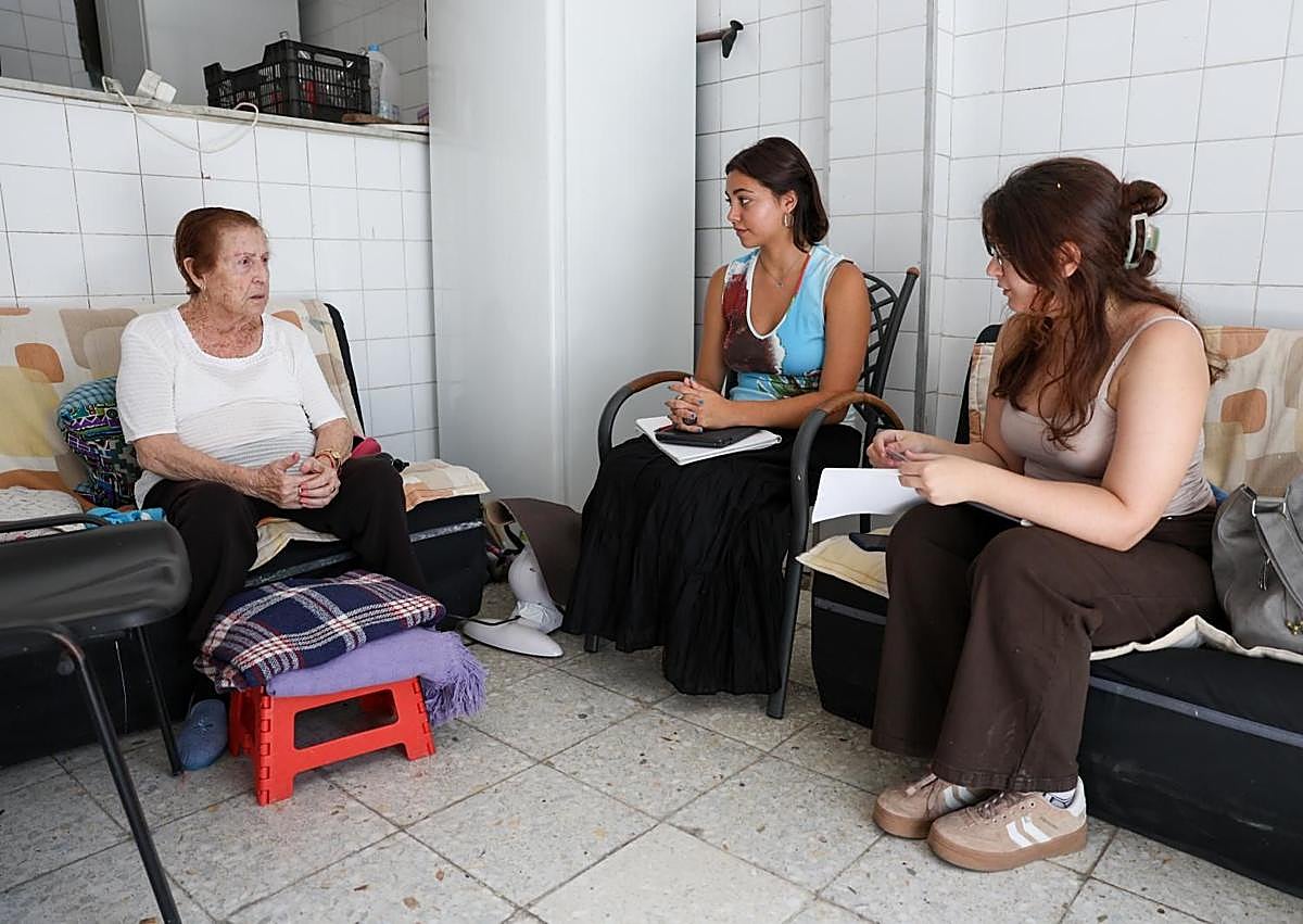 Imagen secundaria 1 - Otros tres momentos de uno de los días del trabajo de campo del campus.