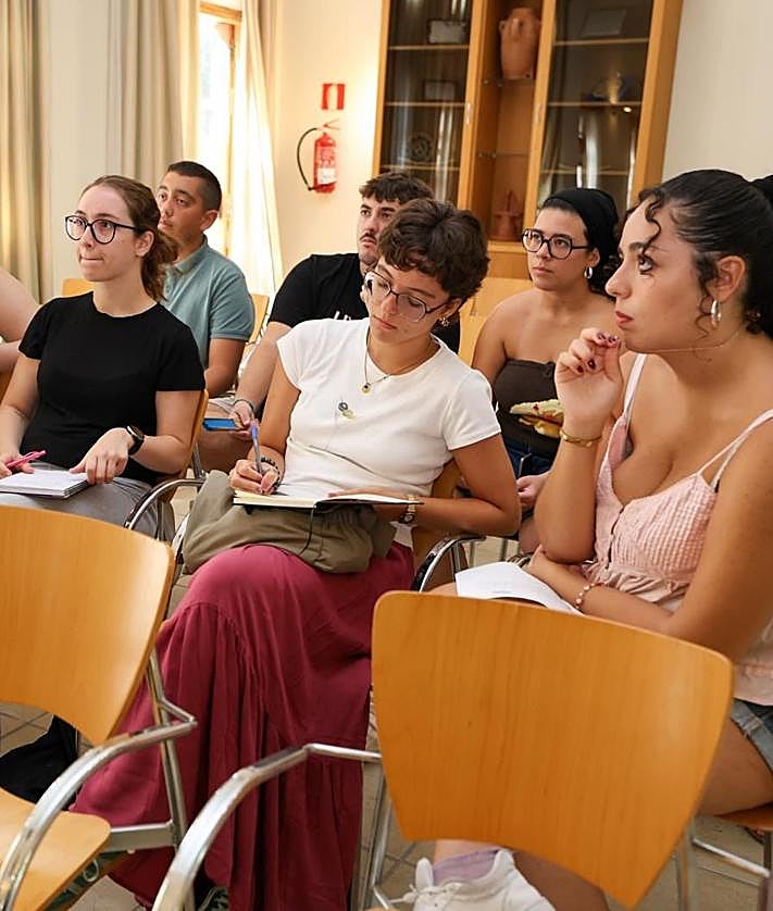 Imagen secundaria 2 - Otros tres momentos de uno de los días del trabajo de campo del campus.