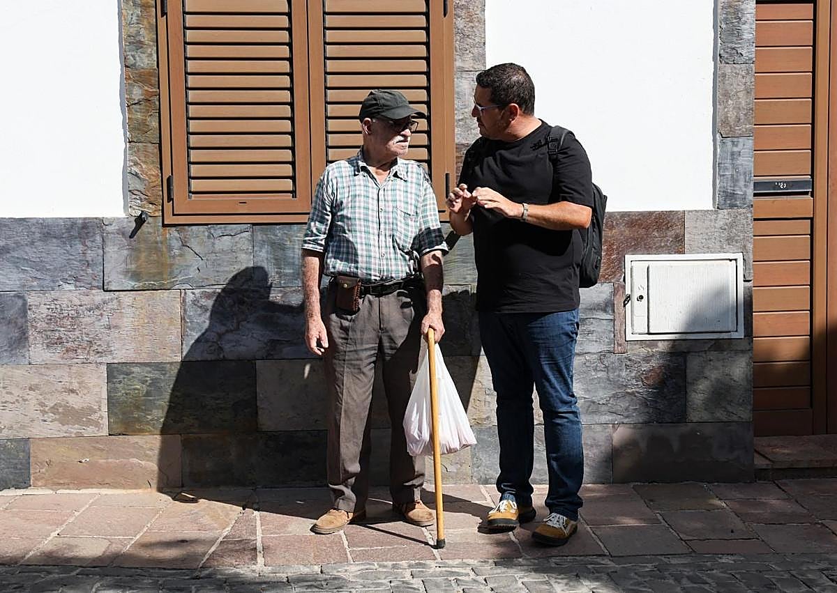 Imagen secundaria 1 - Charla preparatoria al alumnado de Leví Ramos y Juan Manuel Brito. Debajo, el concejal con Cesáreo López y éste último en un primer plano.
