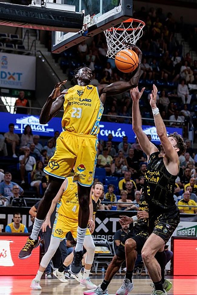 Kuath captura un rebote.