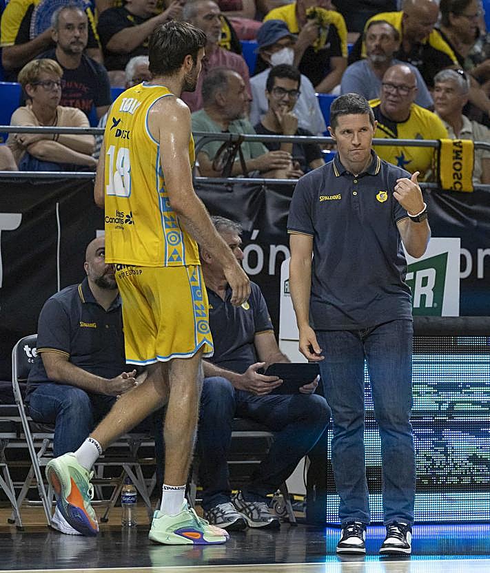 Imagen secundaria 2 - Brussino (arriba) revivió al equipo con un triple a falta de 30 segundos. Abajo a la izquierda, Maniema intenta anotar ante la defensa de Shermadini y Sastre. A la derech, Lakovic sustituye a Tobey, el mejor del derbi. 