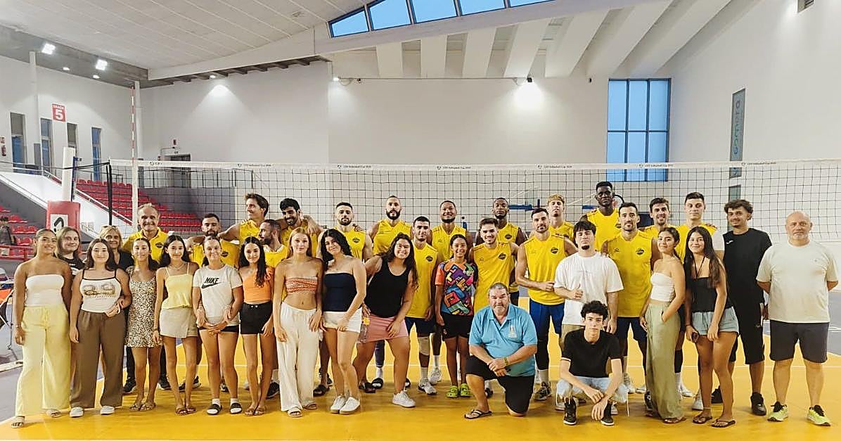 Una representación del CD Aguleme Drago acudió en la tarde del viernes al entrenamiento del CV Guaguas.