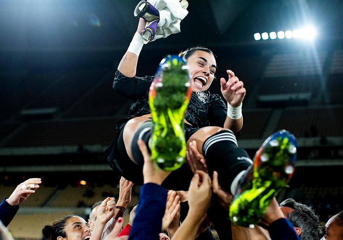 Imagen secundaria 1 - Imágenes de la portera grancanaria con la selección.