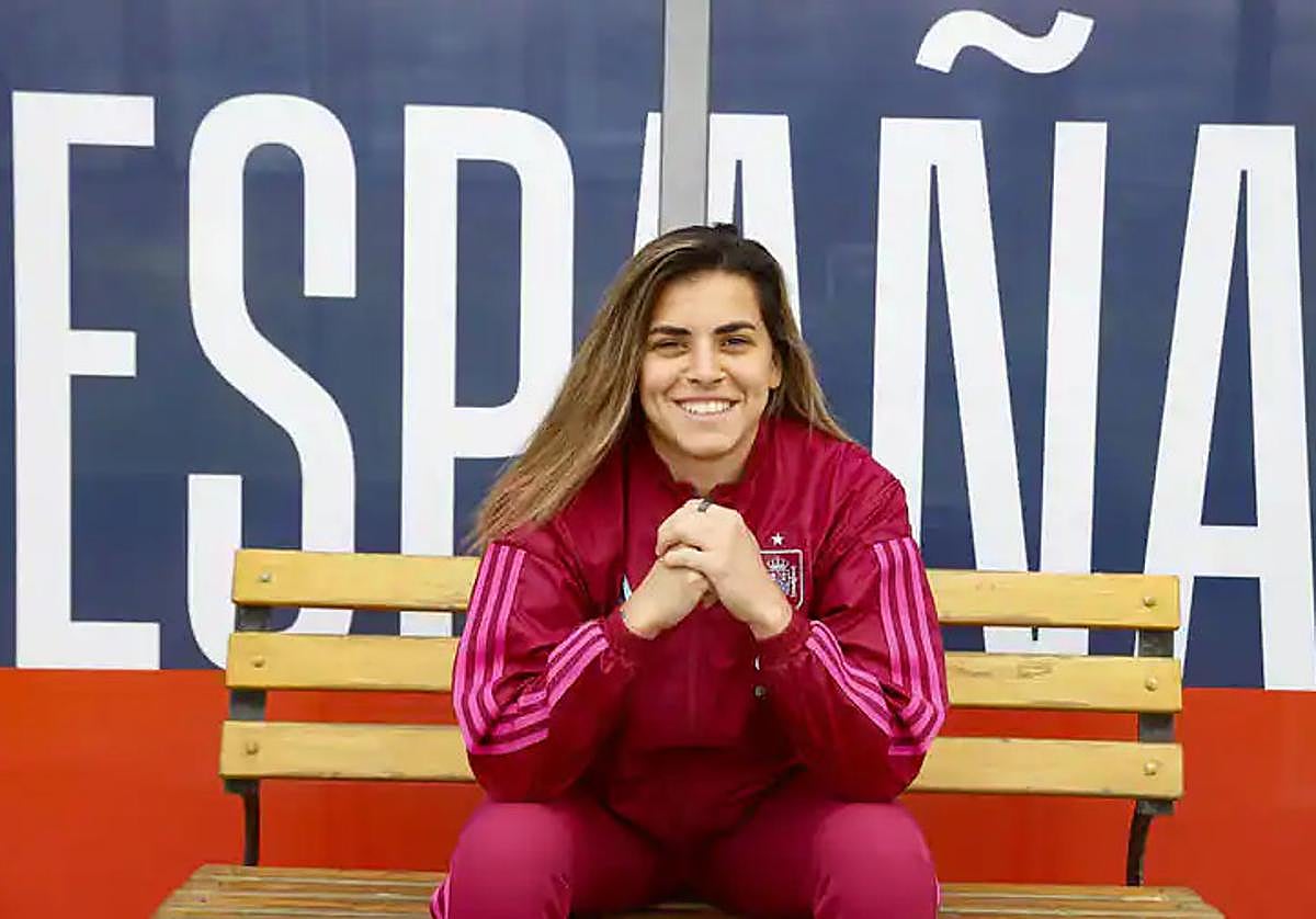 Misa posa con el chándal de la selección. Volver a las convocatorias de La Roja, el gran reto de la grancanaria en un año en el que ha empezado de suplente con el Real Madrid.