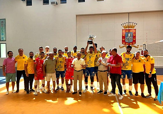 La plantilla del Guaguas celebra el título de pretemporada cosechado en La Gomera.