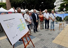 José Eduardo, concejal de Movilidad, presentó el acto en la plaza de la Constitución.
