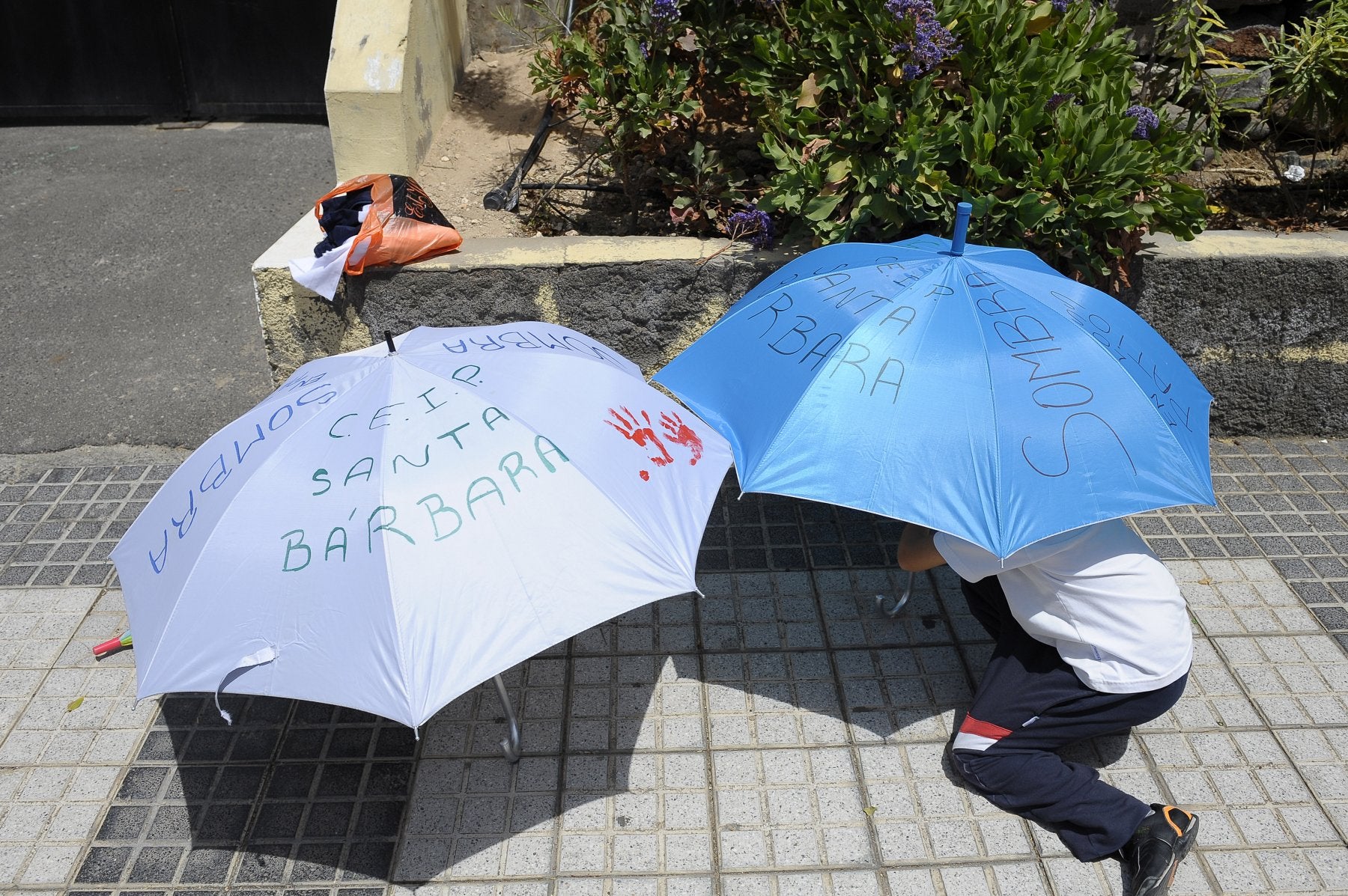 Foto de archivo de una protesta en un colegio exigiendo zonas de sombra.