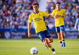 Amatucci con el esférico, con Mika Mármol al fondo, durante el choque frente al Leganés. La UD sigue al alza en este inicio de campaña.