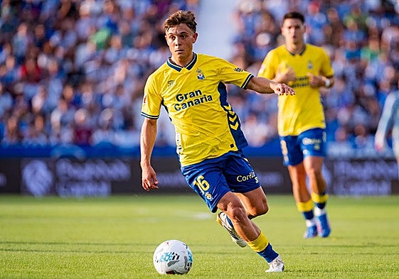 Amatucci con el esférico, con Mika Mármol al fondo, durante el choque frente al Leganés. La UD sigue al alza en este inicio de campaña.