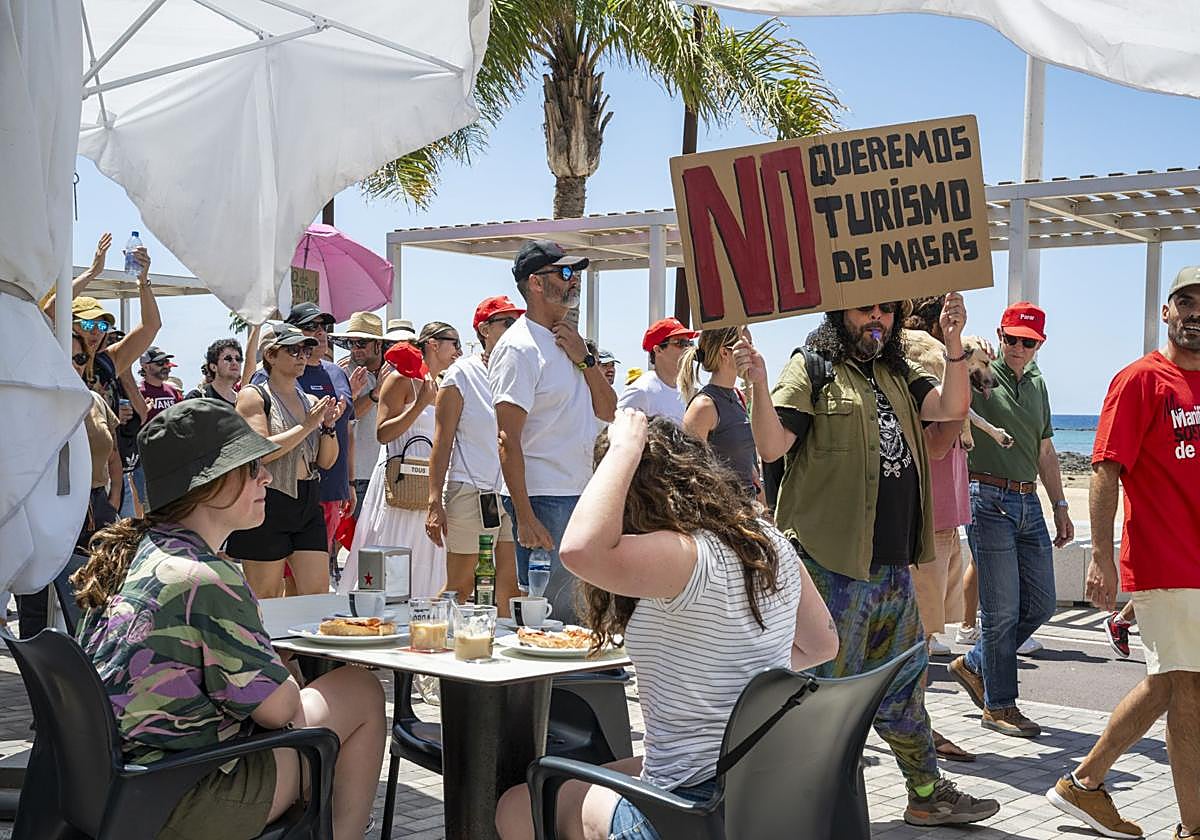 Manifestación contra el turismo de masa de este año en Arrecife, Lanzarote.