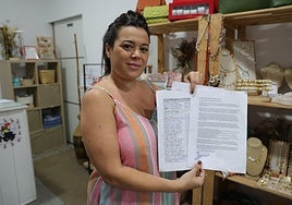 Bárbara Domínguez, dueña de la tienda Atrezo, sotiene el comunicado que han realizado para pedir alternativas al Ayuntamiento de Arucas.