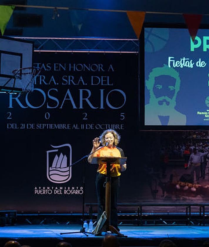 Imagen secundaria 2 - Janey y Guaxara Castañeyra de León y su madre Belinda, que leyeron el pregón de las fiestas de Puerto del Rosario.