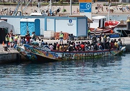 Imagen de archivo de un cayuco en su llegada a puerto en Tenerife.