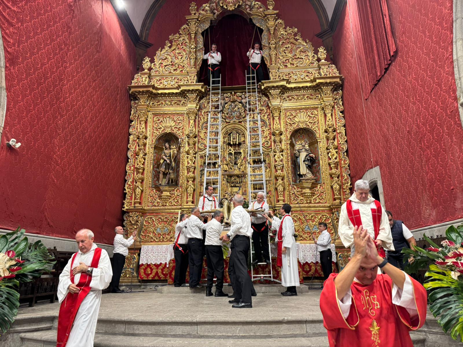 Imagen secundaria 2 - Imágenes del acto celebrado en la noche de ayer en la Basílica de San Juan de Telde.