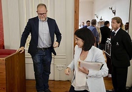 Carolina Darias accede al Salón Dorado de las Casas Consistoriales de Santa Ana en presencia de José Eduardo Ramírez