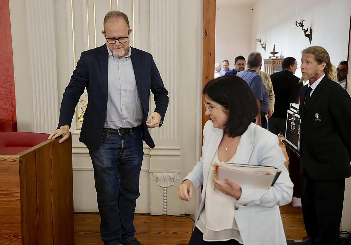 Carolina Darias accede al Salón Dorado de las Casas Consistoriales de Santa Ana en presencia de José Eduardo Ramírez