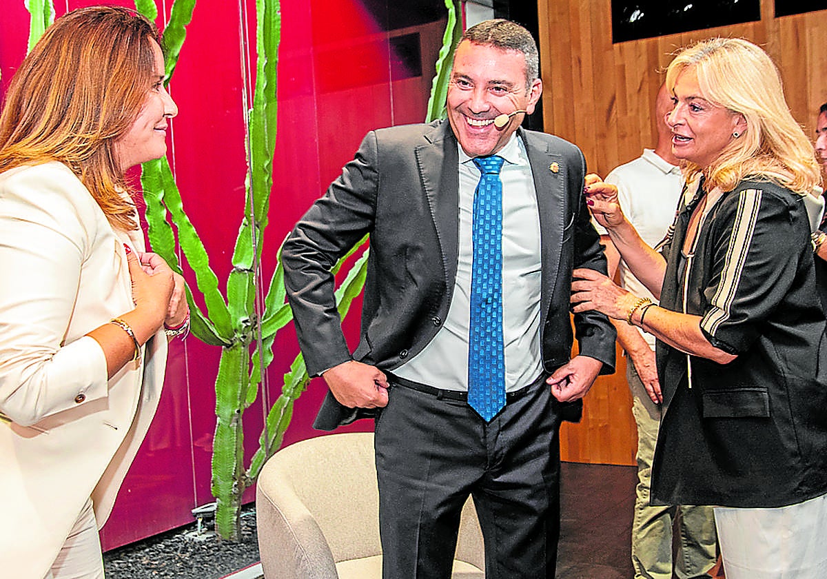 Protagonistas del foro nada más ponerse el broche final de la cita.