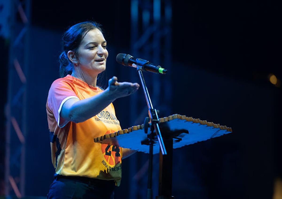 Imagen secundaria 1 - Janey y Guaxara Castañeyra de León y su madre Belinda, que leyeron el pregón de las fiestas de Puerto del Rosario.