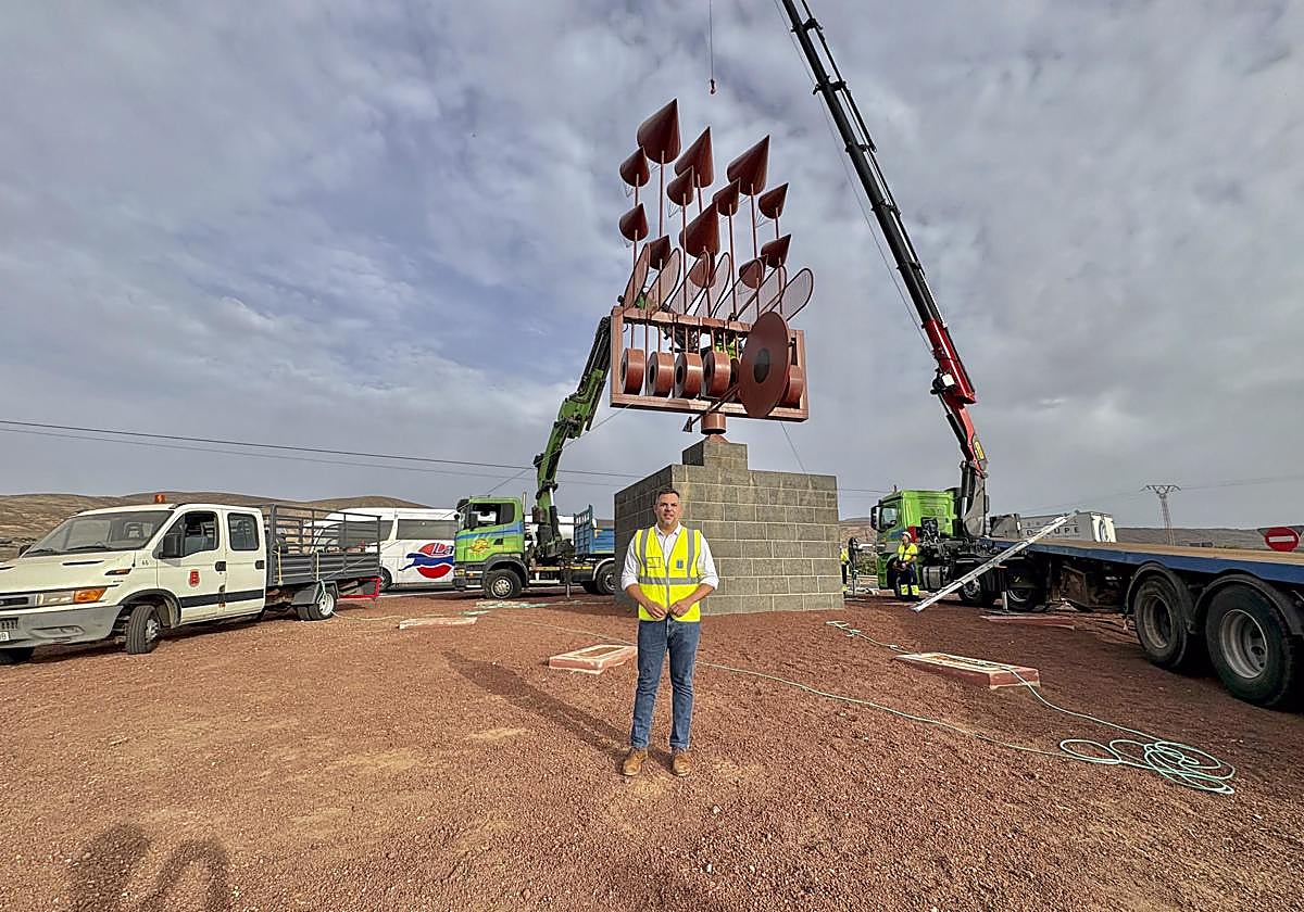 Jacobo Medina, junto a la obra recuperada.