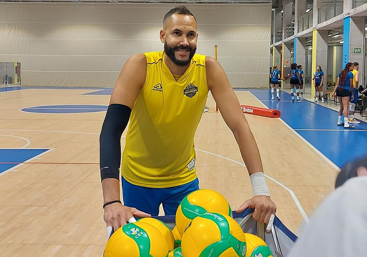 Juantorena, en una sesión preparatoria, posando junto a los balones de entrenamiento.