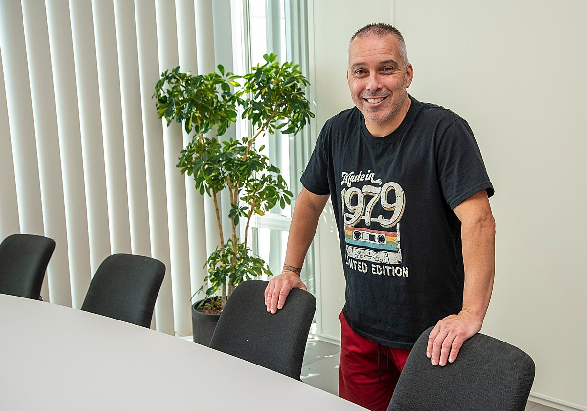 Pedro Vega, posa sonriente en la redacción de Canarias 7.