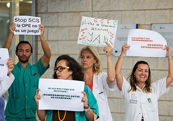 Médicos de servicio se concentraron este martes a las puertas del hospital Doctor Negrín de Gran Canaria.