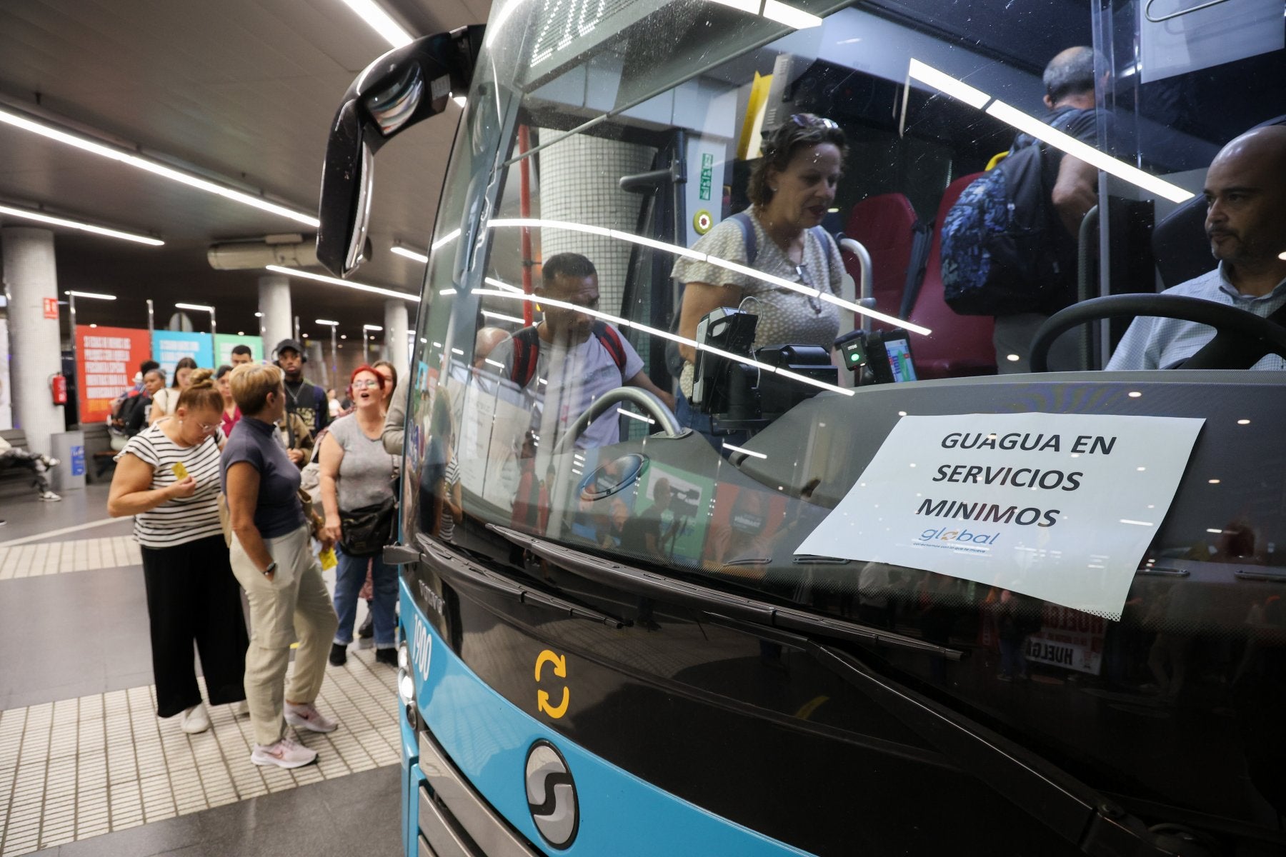 Imagen de una guagua en servicios mínimos.