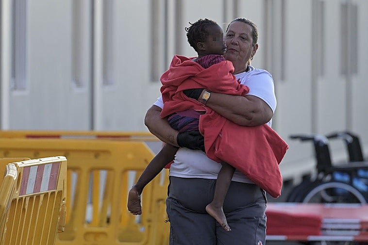 Una trabajadora con un menor llegado a El HIerro este lunes.