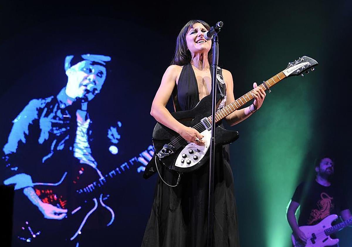Amaral durante un concierto.