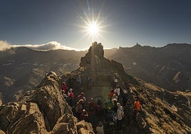 Un momento de la visita al Bentayga para contemplar el equinocio.