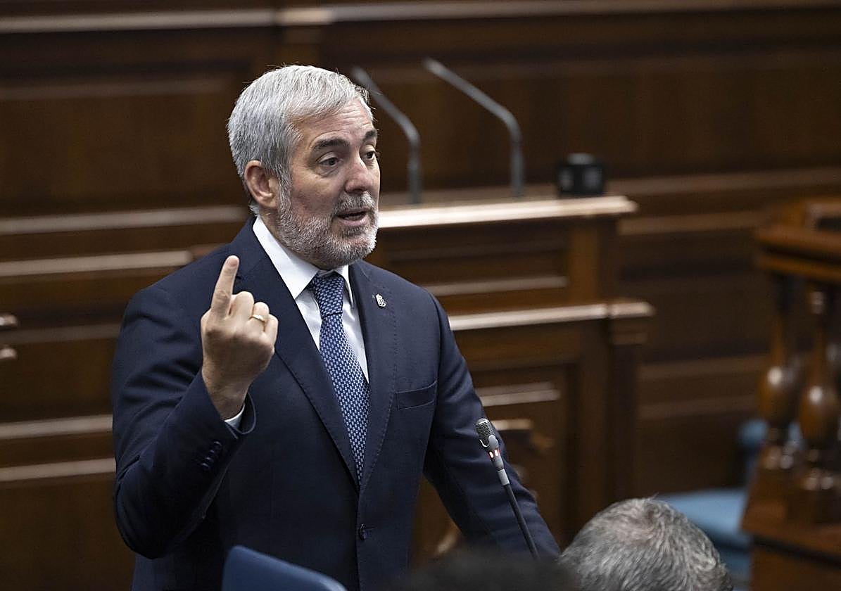 El presidente de Canarias, Fernando Clavijo, durante la sesión de control.