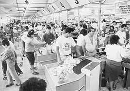 Gente comprando en un supermercado HiperDino en 1990.