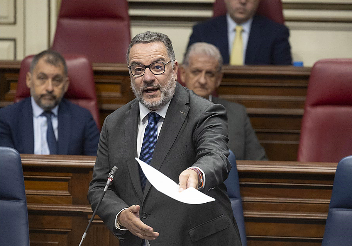 Poli Suárez interviene este martes en el Parlamento.