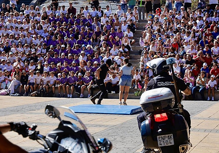 Imagen de la jornada de puertas abiertas de la Policía Nacional con escolares.