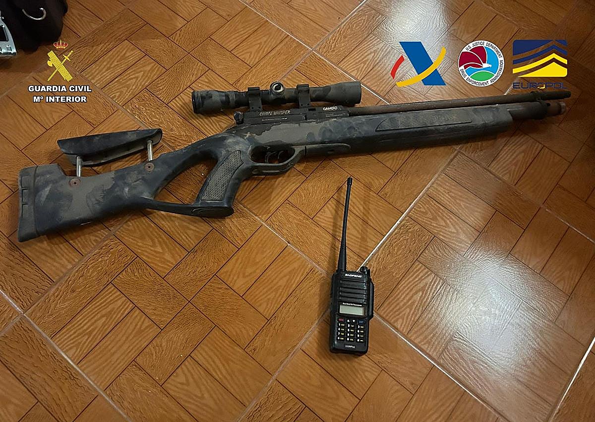 Imagen secundaria 1 - Macrorred de narcotráfico en Canarias: dos toneladas de droga intervenida, 34 detenidos y armas de fuego