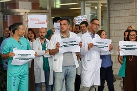 Médicos temporales protestan a las puertas del hospital Doctor Negrín el pasado martes, primer día de la huelga indefinida