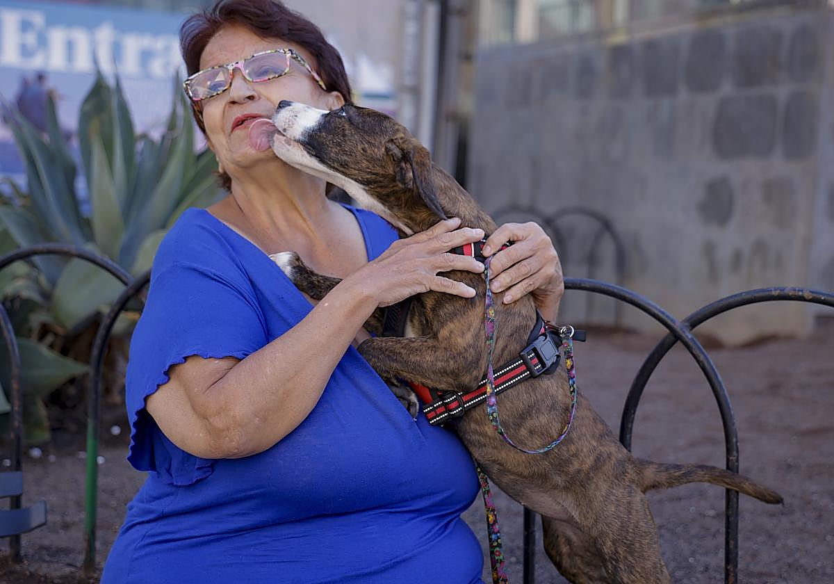Pepi disfruta, junto a Layka, de una buena mañana en la Plaza del Pilar.
