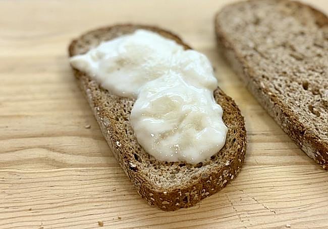 Repartimos la burrata en el pan