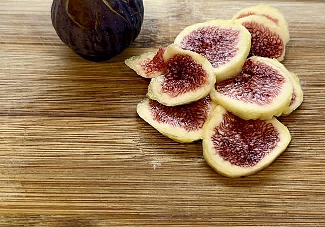 Pelamos y cortamos los higos