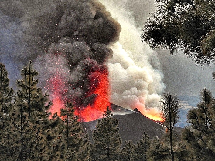 Imagen del cono volcánico del Tajogaite en plena erupcion en octubre de 2021.