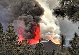 Imagen del cono volcánico del Tajogaite en plena erupcion en octubre de 2021.