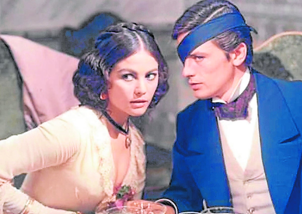 Imagen secundaria 1 - (Arriba) Con Leone. El director italiano, maestro del western, la dirigió en 'Hasta que llegó su hora'. (Izquierda) Con Delon. Compartió reparto con Alain Delon y Burt Lancaster en 'El Gatopardo', dirigida por Visconti. Derecha: Película coral. Claudia Cardinale sobresalió con un papel secundario en 'Rocco y sus hermanos', siempre con sus hijos al lado.