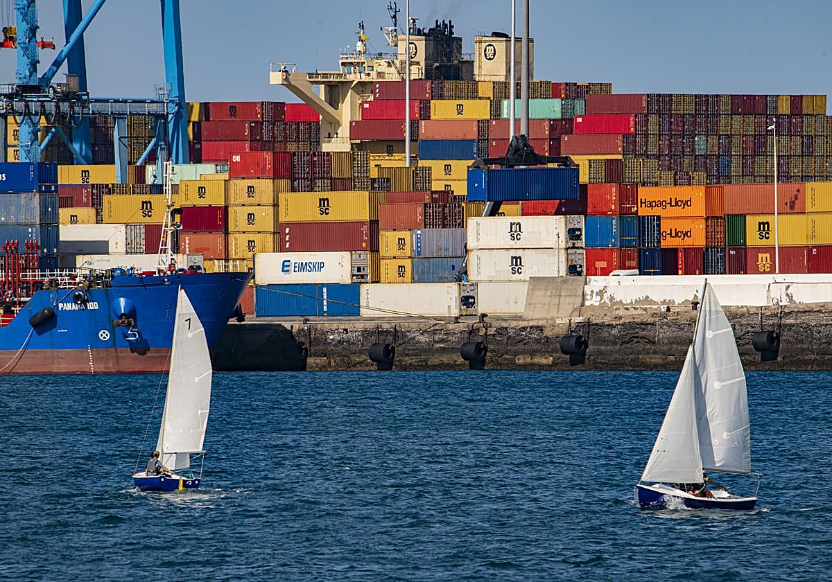 Imagen de archivo de contenedores del Puerto de la Luz.
