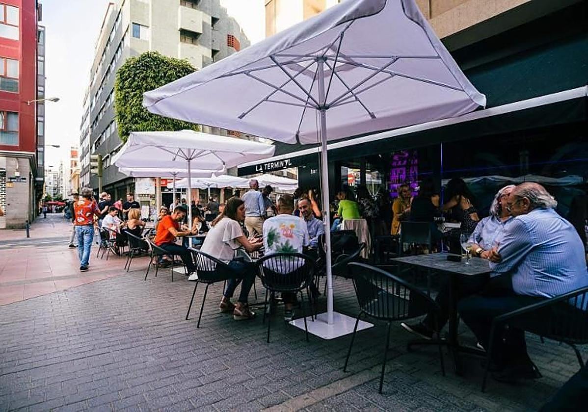 Imagen de archivo de terrazas en la calle Joaquín Costa de Las Palmas de Gran Canaria.