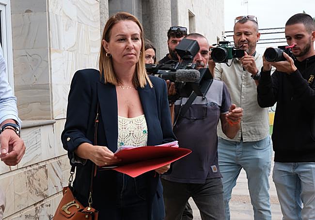 La exconcejala de Contratación del Ayuntamiento de Puerto del Rosario lee el comunicado tras declarar en el Juzgado de Instrucción.