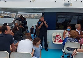 Imagen de Cecilio Hernández en una visita del barco 'Blue Bird' en aguas del Puerto de Las Palmas.