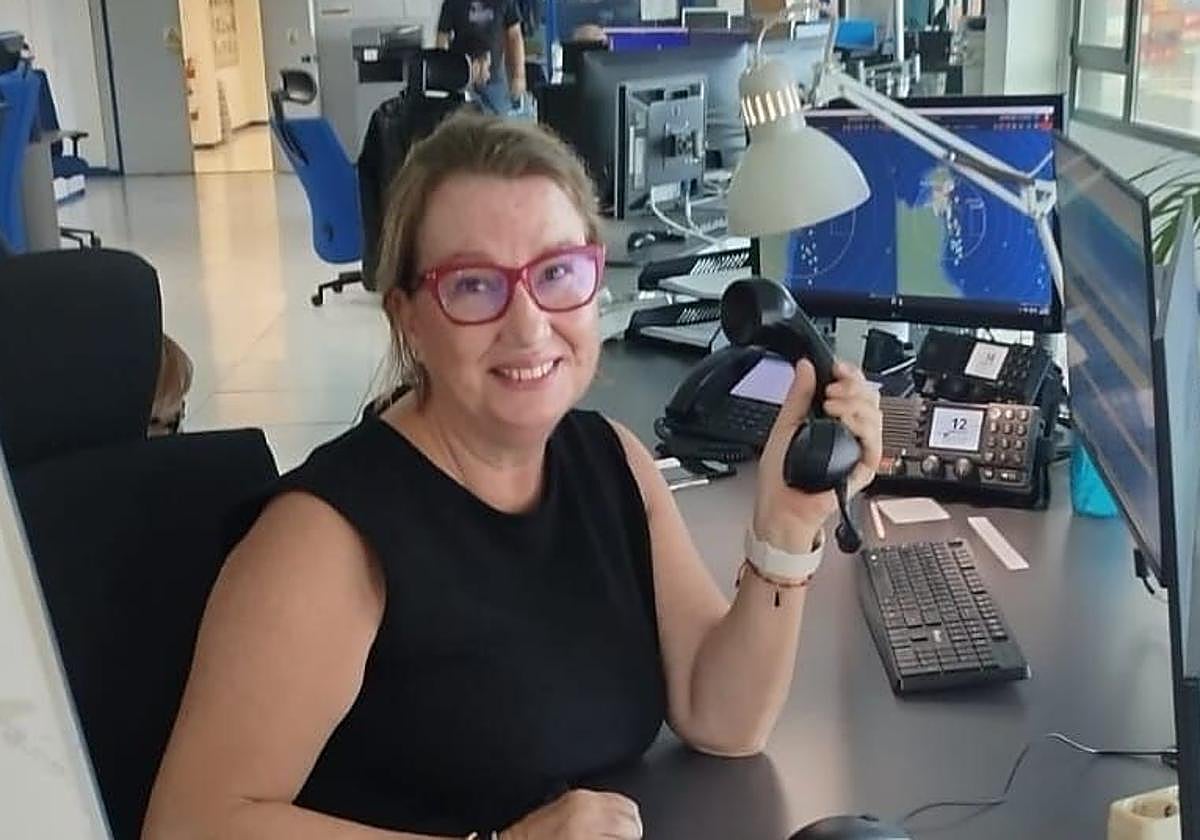 Esther Domínguez en su puesto del centro de control.