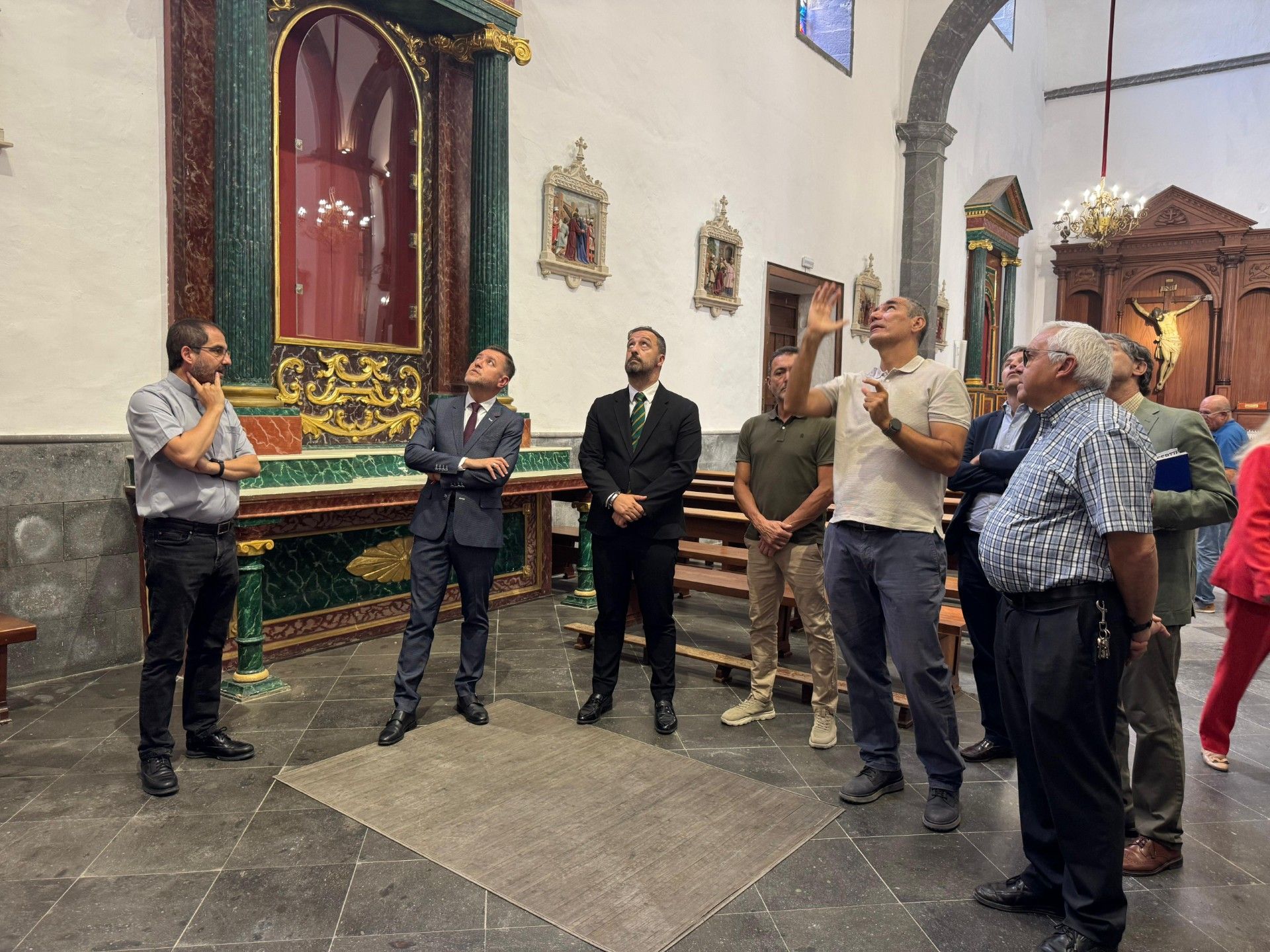 Teodoro Sosa y Juan Antonio Peña durante su visita a la iglesia de San Gregorio.