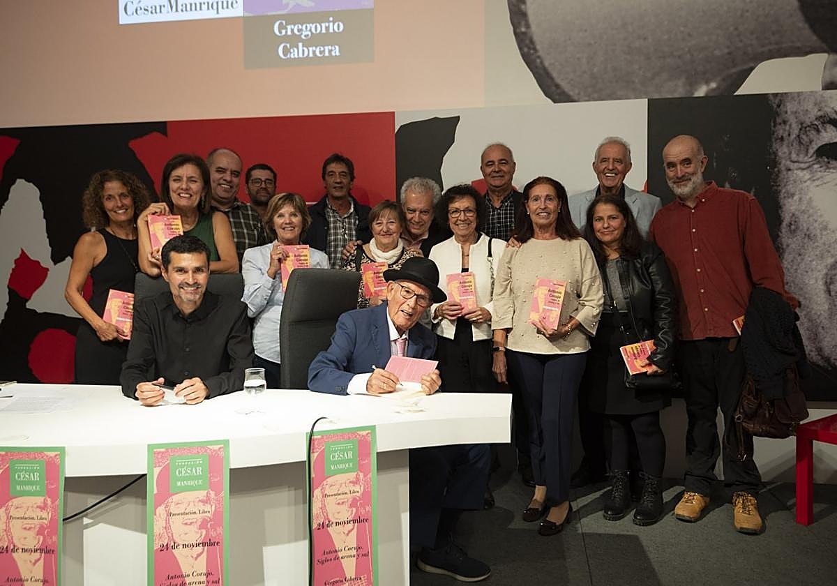 La Fundación César Manrique junto a Antonio Corujo .